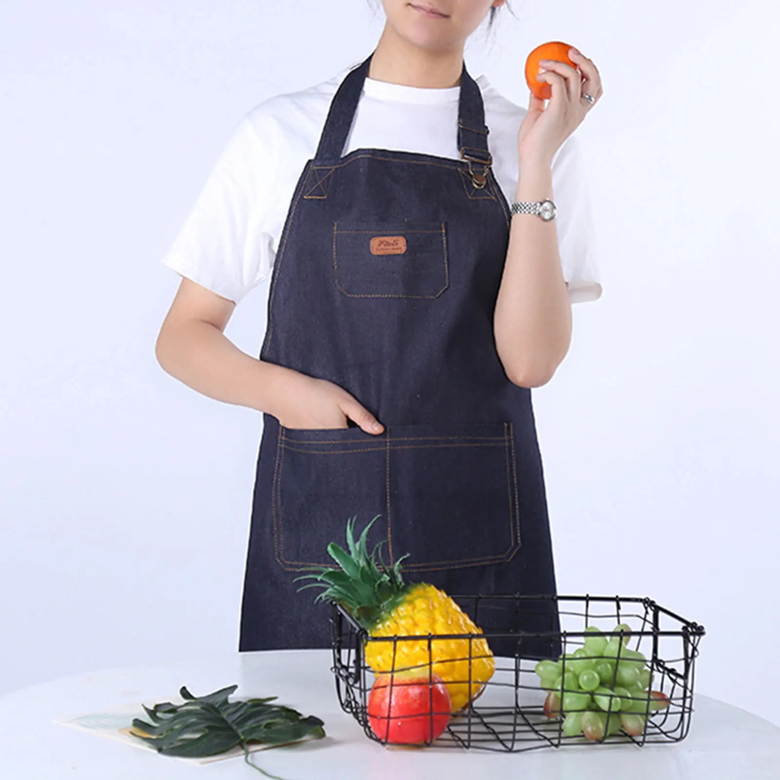 Tablier de cuisine en denim épais sur fond blanc 