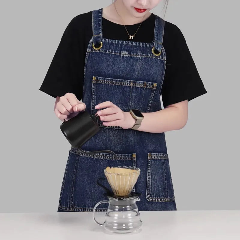 Tablier en denim en cuisine 